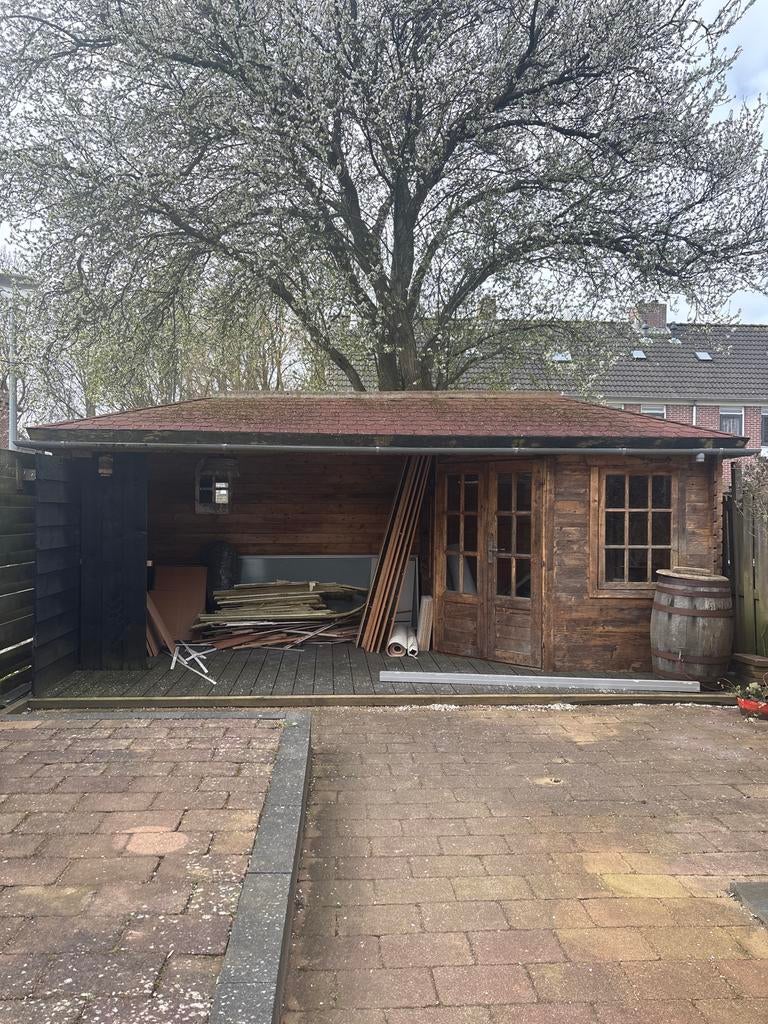 Groot tuinhuis met overkapping en composiet vloer, Ophalen, Gebruikt, Tuinhuis, 2 ramen