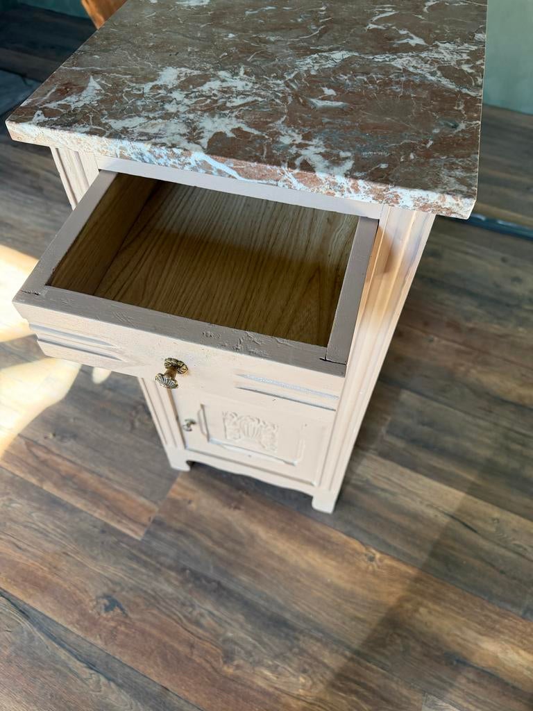 Oudroze nachtkastje met roze marmeren blad, Huis en Inrichting, Slaapkamer | Nachtkastjes, Ophalen, Overige materialen, Gebruikt