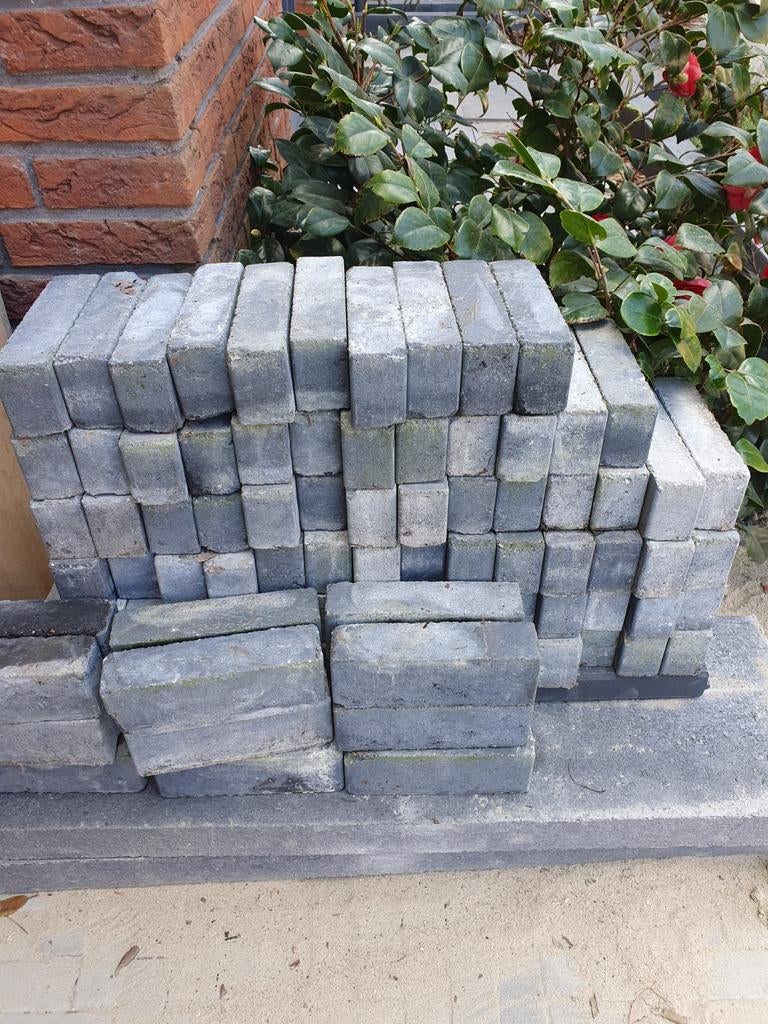 Aangeboden 92 nieuwe klinkers 30x10 cm, Ophalen, Nieuw, Beton, Klinkers
