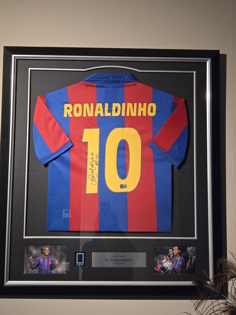 Ingelijst gesigneerd Ronaldinho shirt FC Barcelona, Ophalen of Verzenden, Nieuw, Buitenlandse clubs, Shirt