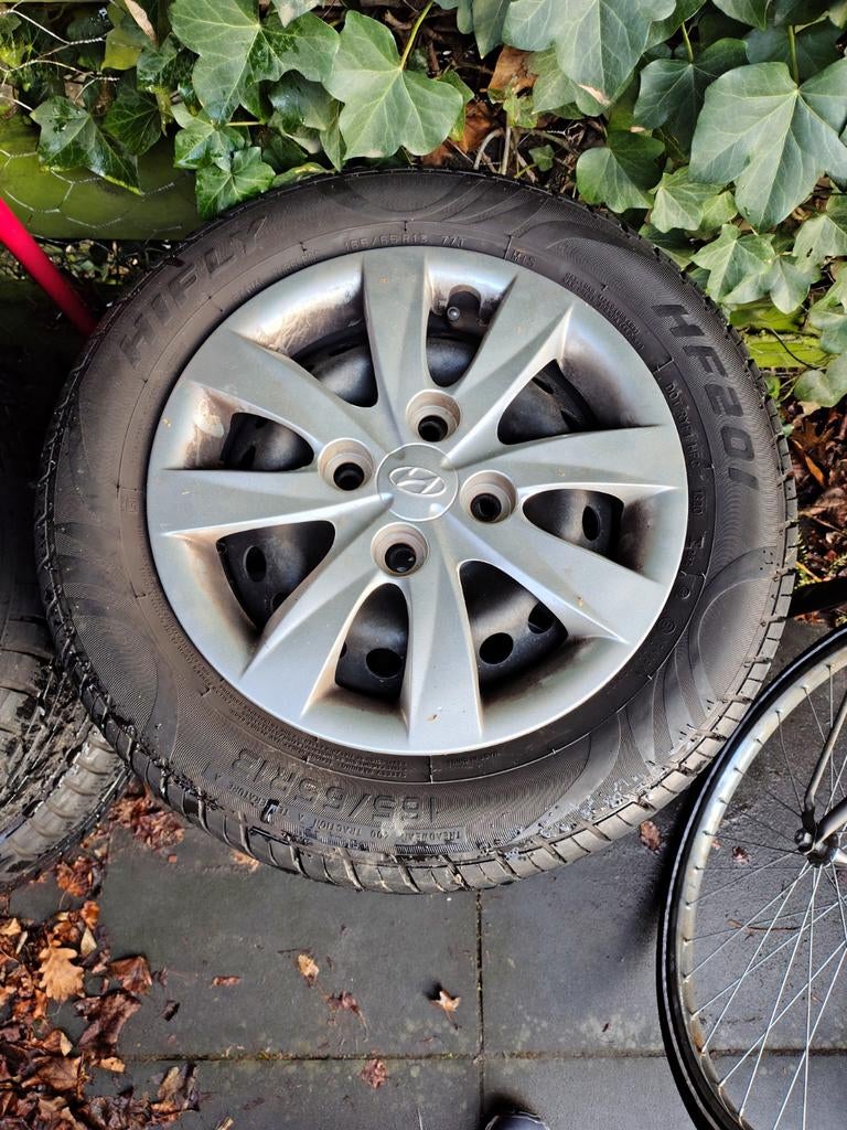 Set zomerbanden op velg (13 inch) incl wieldoppen, Ophalen, Gebruikt, Hyundai