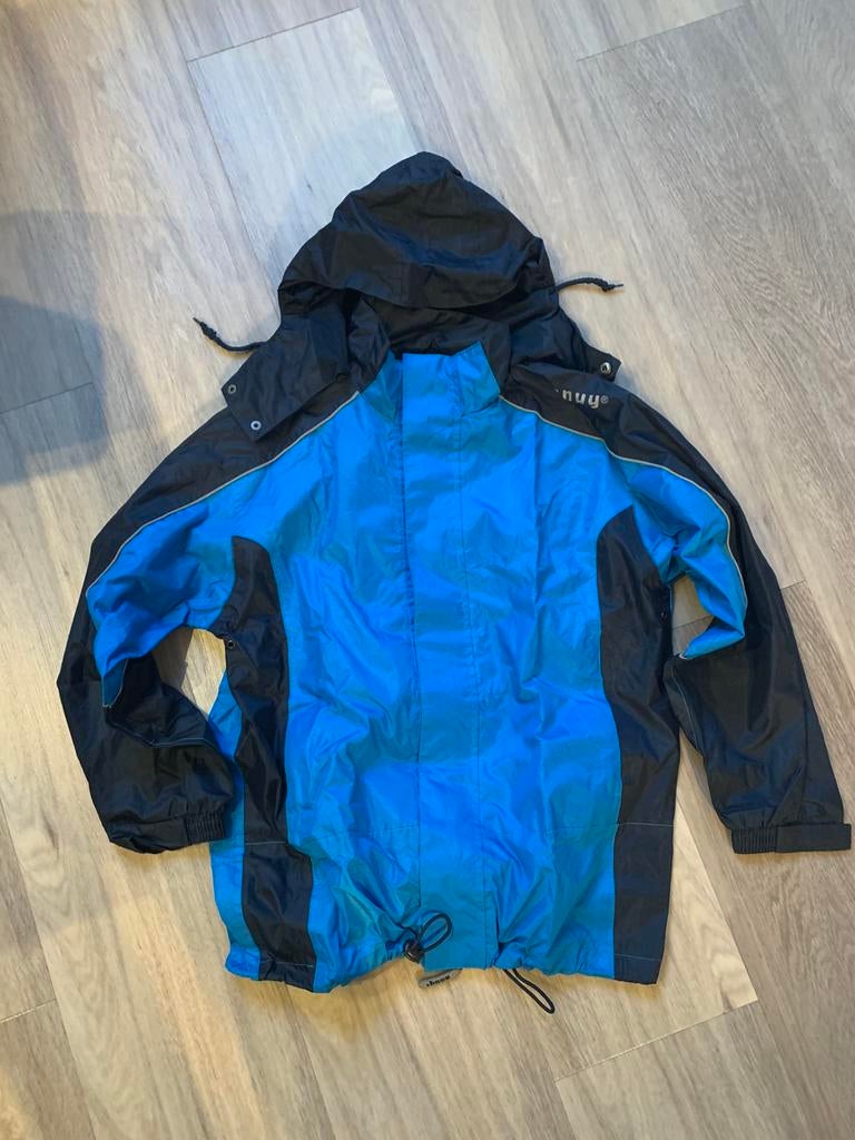 Anuy Regenjas Blauw/Zwart maat 164 zgan, Ophalen of Verzenden, Zo goed als nieuw, Jongen of Meisje, Jas
