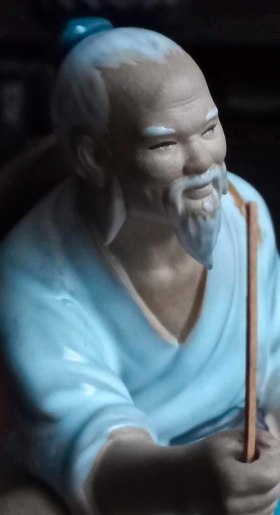 Een prachtige keramiek beeldje zittende Chinese man Nr .3, Ophalen of Verzenden