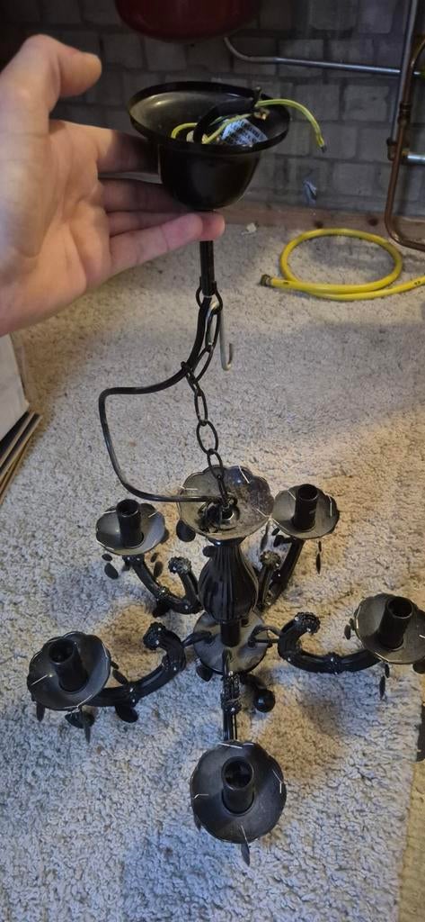 Kleine zwarte kroonluchter met 5 armen, Ophalen