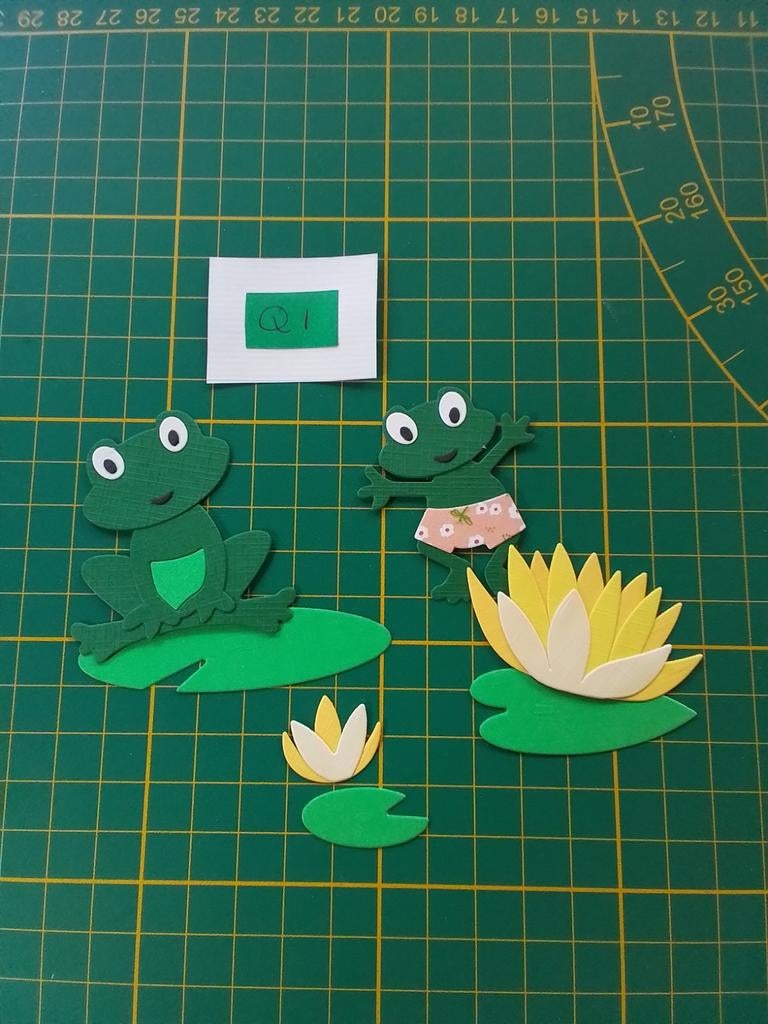Q1 Stansjes 2 donker groene kikkers met gele lelie en blad, Ophalen of Verzenden, Nieuw, Kerst, Overige typen
