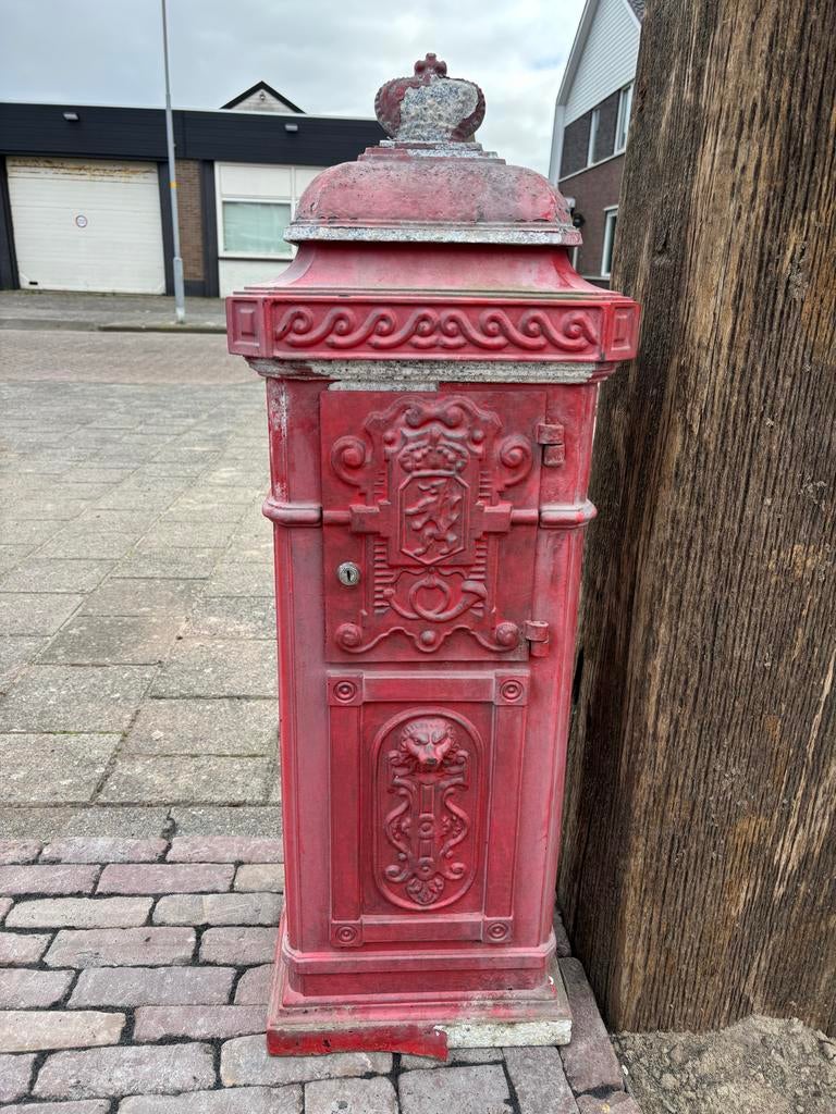 Antieke rode kolombrievenbus - 110 cm hoog, Tuin en Terras, Ophalen, Gebruikt, IJzer, Staande brievenbus