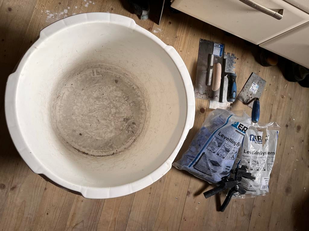 Tegel gereedschap, grote kuip, leveling systeem, spaan etc., Doe-het-zelf en Verbouw, Tegels, Ophalen, Overige materialen, Gebruikt