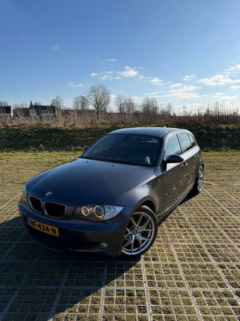 BMW 118i 2.0 E87 LCI Fabrieksaf M-pakket | Schuif-/kanteldak, 1-Serie, Achterwielaandrijving, 1995 cc, Zwart