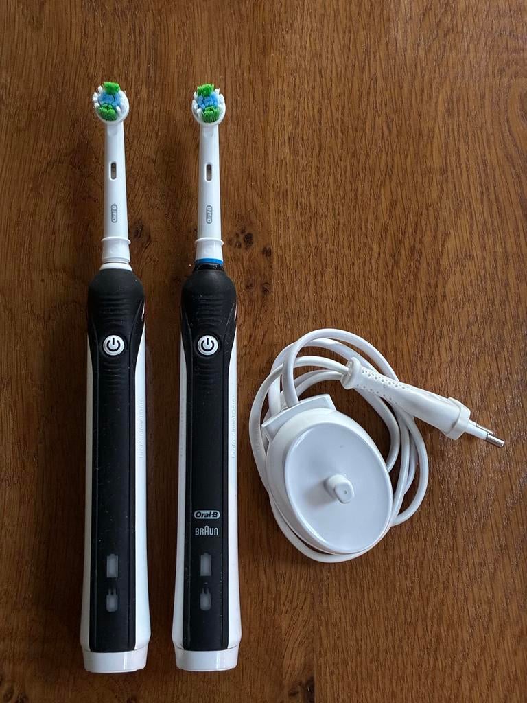 Set van 2 Oral B tandenborstels, Ophalen of Verzenden, Gebruikt, Mondverzorging