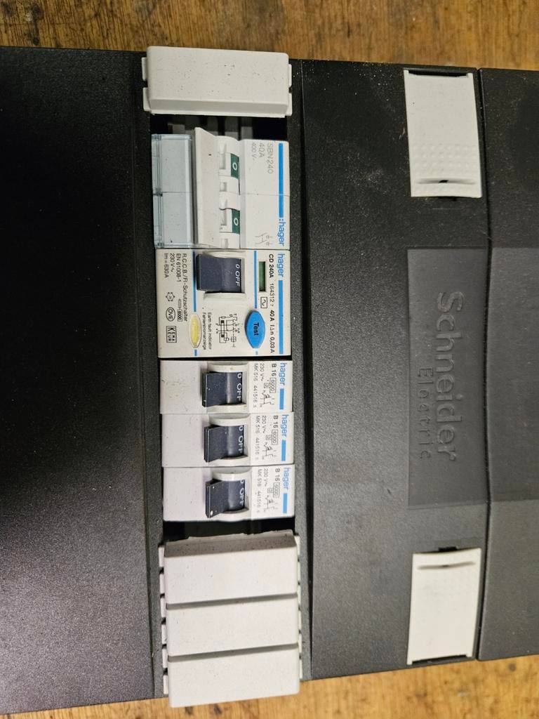 Schneider meterkast met diverse groepen, Doe-het-zelf en Verbouw, Elektra en Kabels, Ophalen