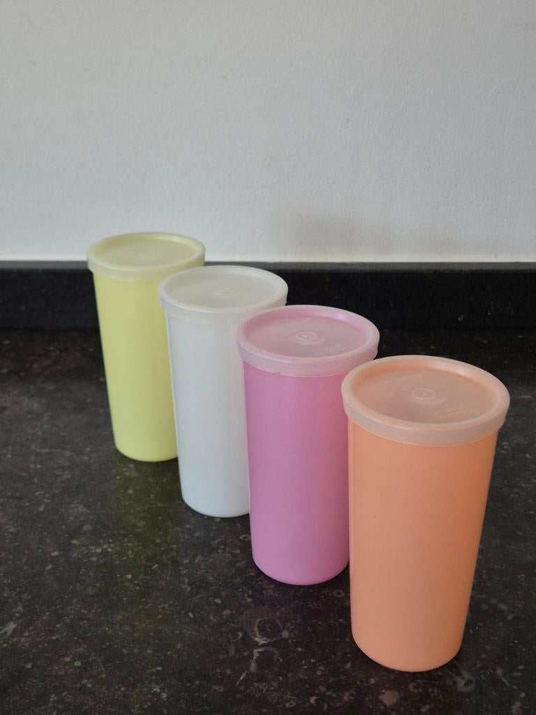Vier vintage Tupperware bekers, Huis en Inrichting, Keuken | Tupperware, Zo goed als nieuw, Beker of Kan, Geel, Wit, Oranje, Ophalen of Verzenden