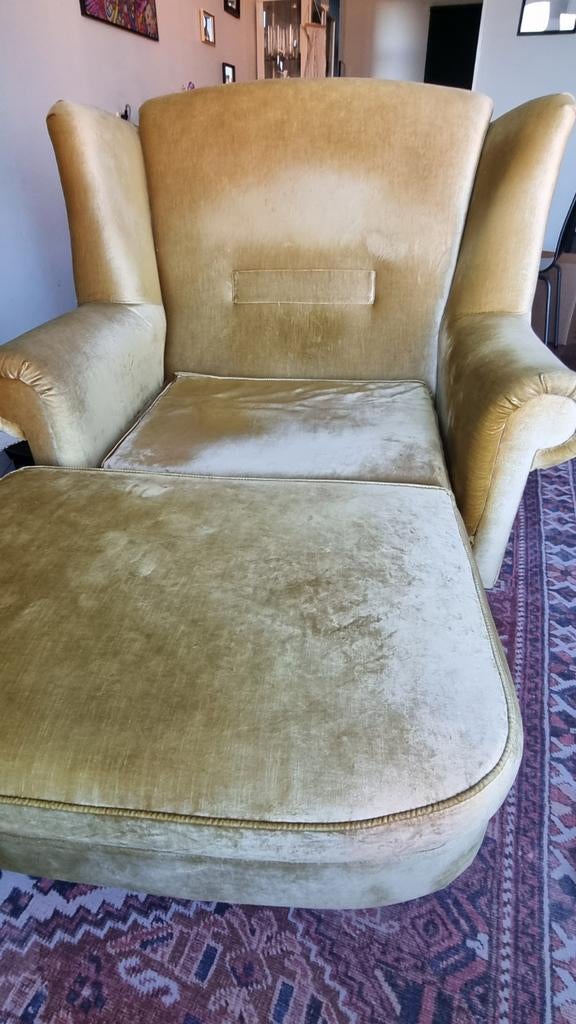 Grote gele vintage velvet stoel met ottoman, Huis en Inrichting, Fauteuils, Ophalen, Gebruikt