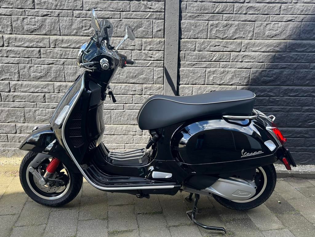 Vespa gts 300 hpe, 1750KM Nieuwstaat!, Scooter, 300 cc, Particulier, Sportuitlaat