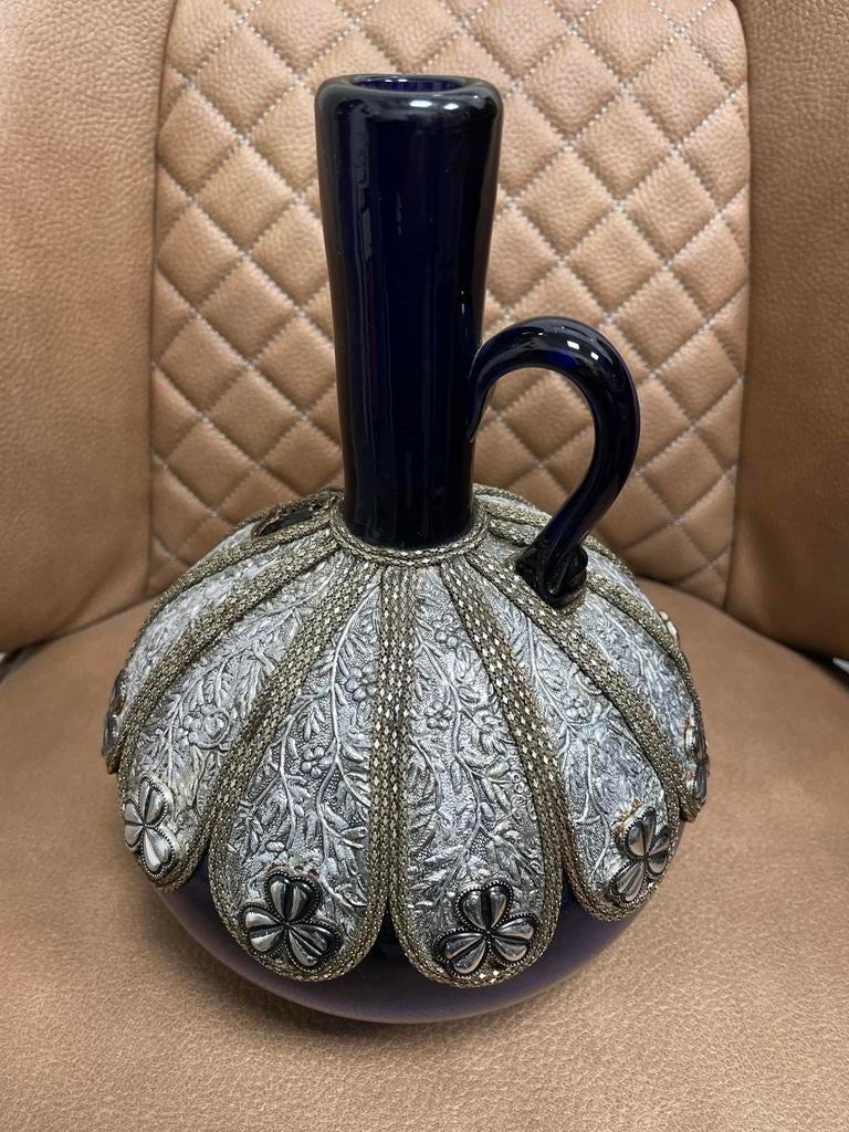 Antieke blauwe glazen kan met zilverkleurige decoratie, Ophalen of Verzenden