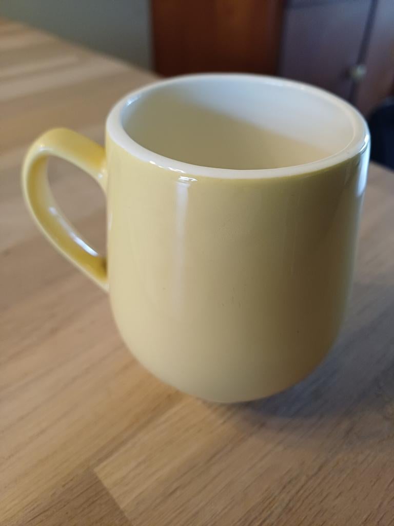 Pastel donkergele bolle buik beker - regout Maastricht, Ophalen of Verzenden