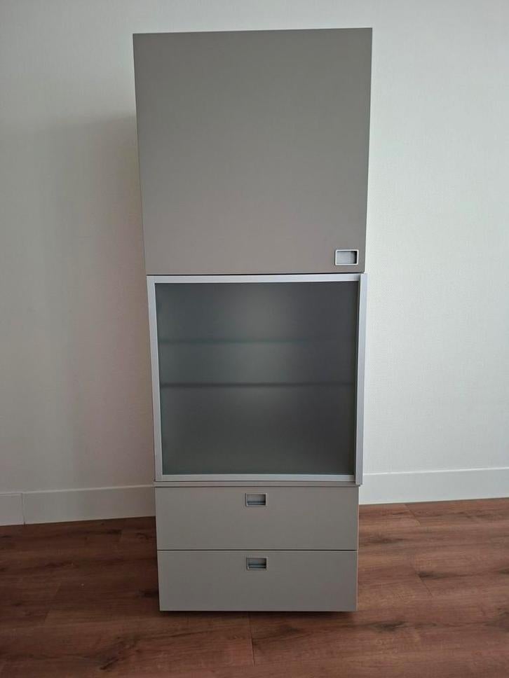 Grijze kast met glazen deur en lades, Ophalen