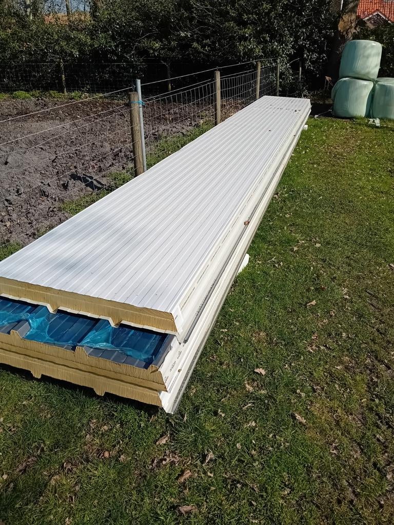 Sandwich paneel panelen. Houten balken., Ophalen