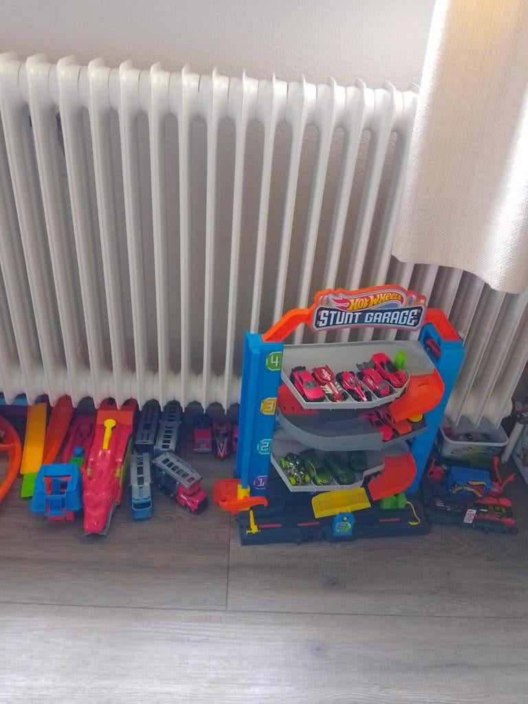 Hot Wheels stunt garage met auto's, ronde baan enz., Kinderen en Baby's, Speelgoed | Racebanen, Racebaan, Ophalen of Verzenden