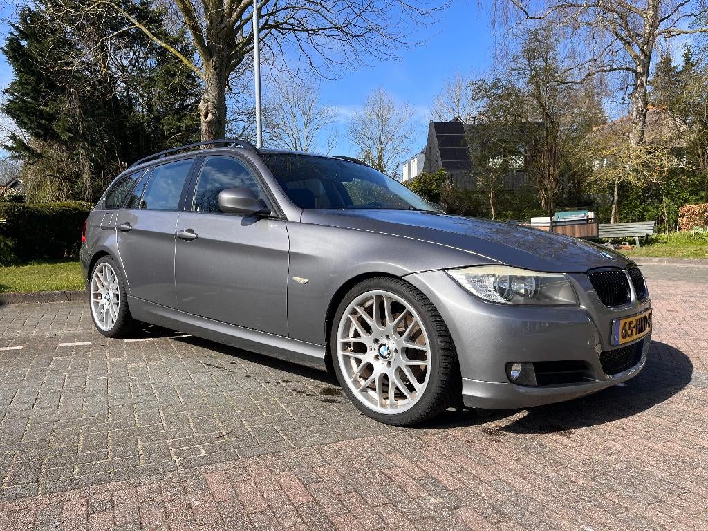 BMW 3-Serie e91 2.0 318i Touring 105KW 2009 Youngtimer Grijs, Achterwielaandrijving, Zwart, Handgeschakeld, 1405 kg