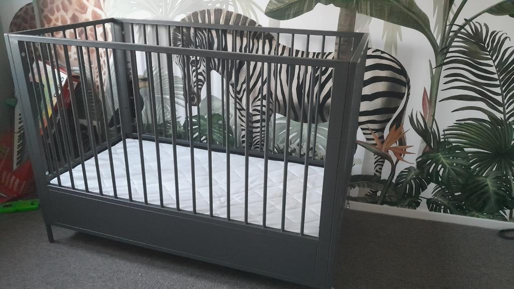 Kinderbedje ledikant antraciet grijs 120x64 cm met matras, Kinderen en Baby's, Ophalen, Gebruikt, Ledikant