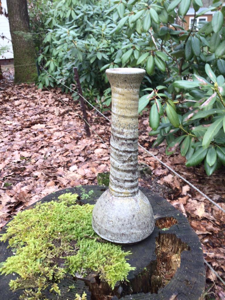 Smalle vaas met draaihals, aardse kleurstelling. ( Mobach?), Ophalen of Verzenden