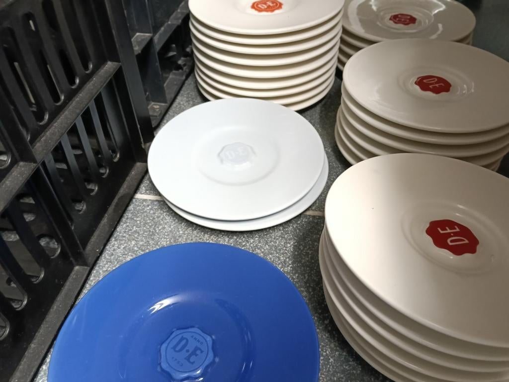 Partij Douwe Egberts kopjes, mokken en schotels, Gebruikt, Ophalen of Verzenden, Overige stijlen, Kop(pen) en/of Schotel(s)