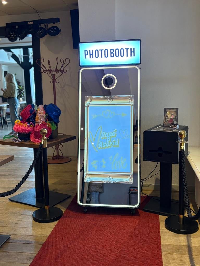 Photobooth huren De luxe photobooth vanaf €289,-, Hobby en Vrije tijd, Feestartikelen | Verhuur, Ophalen of Verzenden, Zo goed als nieuw