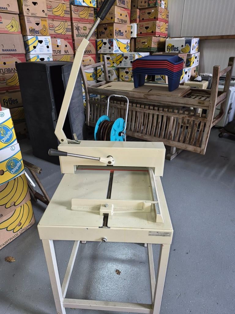 Papier sneider, Ophalen