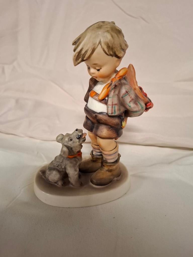 Goebel beeldje hummel jongen met hondje, Verzamelen, Ophalen of Verzenden, Gebruikt, Hummel