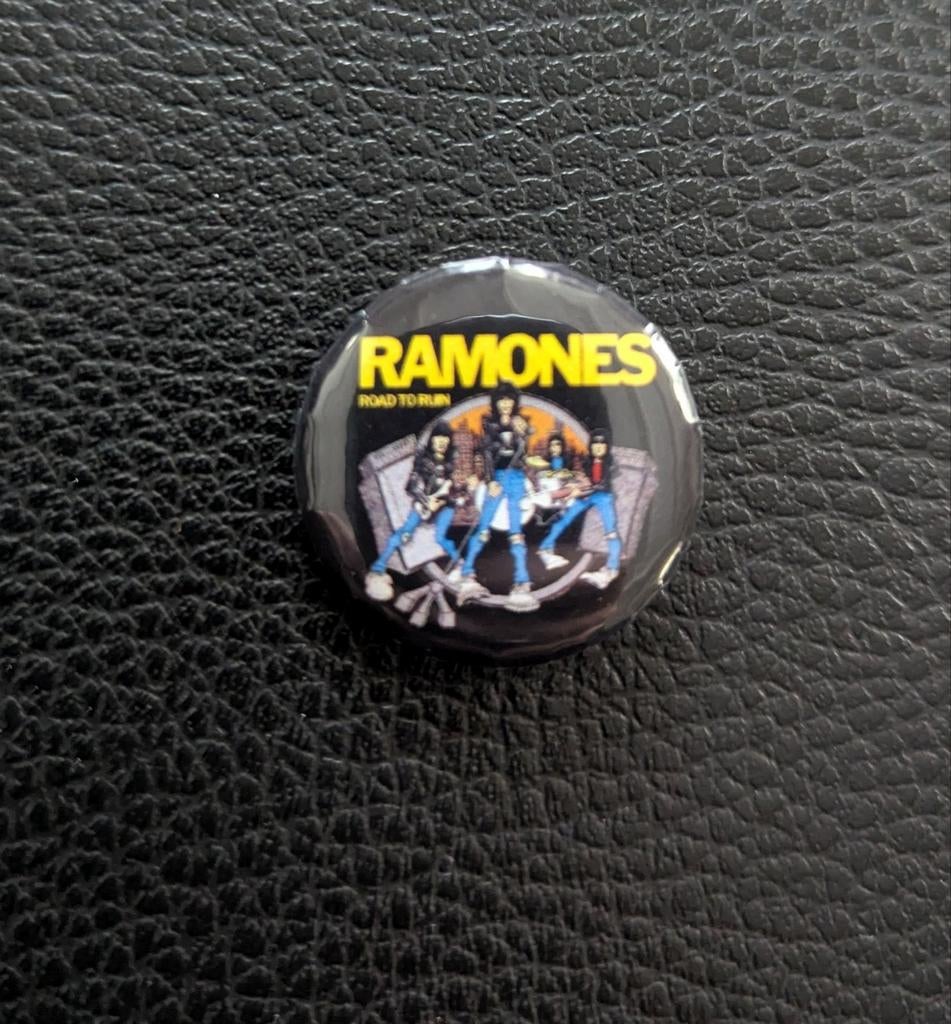 Road to Ruin Ramones Band Button Speld Pin Zwart Geel Blauw, Ophalen of Verzenden, Zo goed als nieuw, Gebruiksvoorwerp