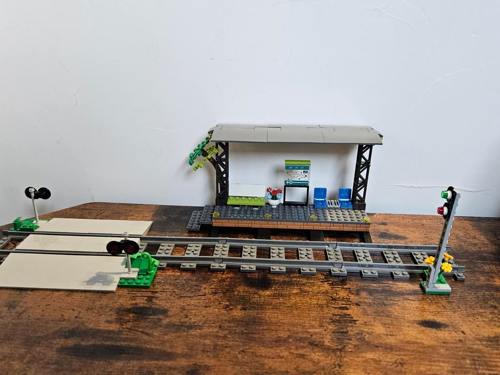 Lego station met spoorwegovergang MOC, Ophalen of Verzenden, Zo goed als nieuw