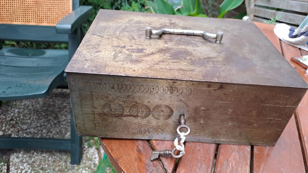 Oude metalen kluis / geldkist, Minder dan 50 cm, Gebruikt, Minder dan 50 cm, Ophalen of Verzenden