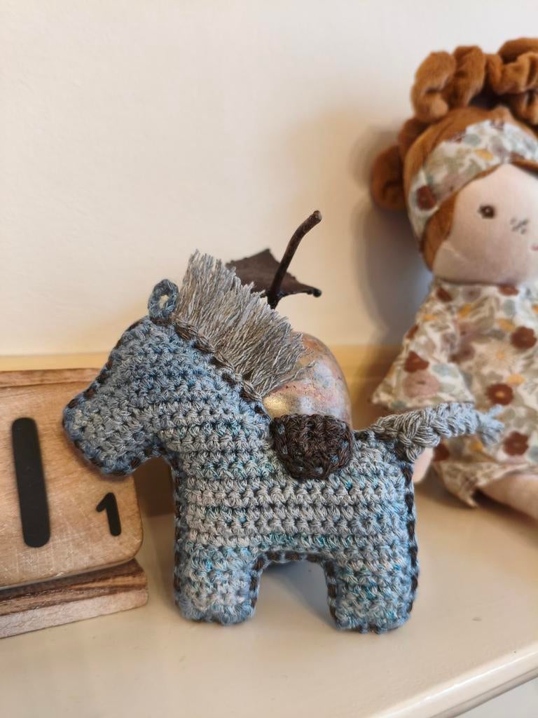 Gehaakt blauw paardje - sleutelhanger of decoratie, Ophalen of Verzenden, Nieuw