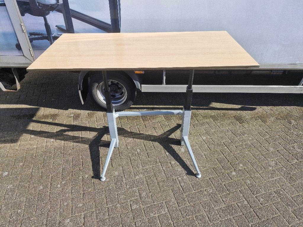Elektrisch Zit-sta bureau 130cm hoog nieuw blad 180x90, Huis en Inrichting, Bureaus, Postbus, Ophalen of Verzenden, Zo goed als nieuw