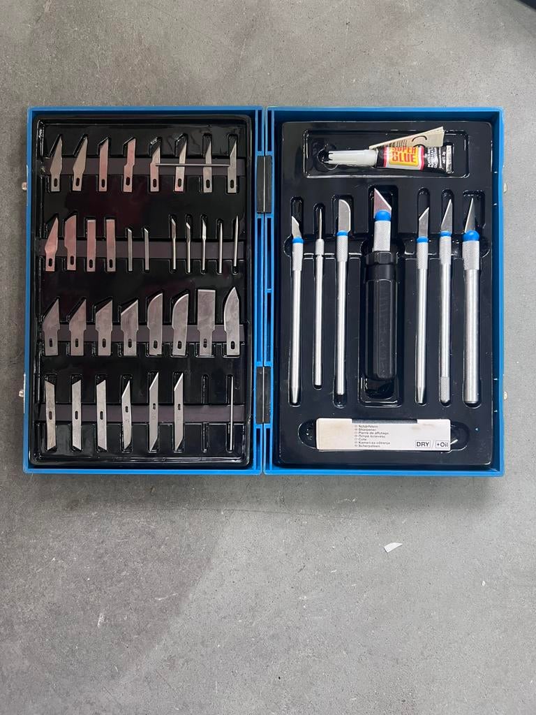 Complete scalpel/hobbymes set + 30+ mesjes in koffer, Auto diversen, D, Ophalen of Verzenden, Zo goed als nieuw, D