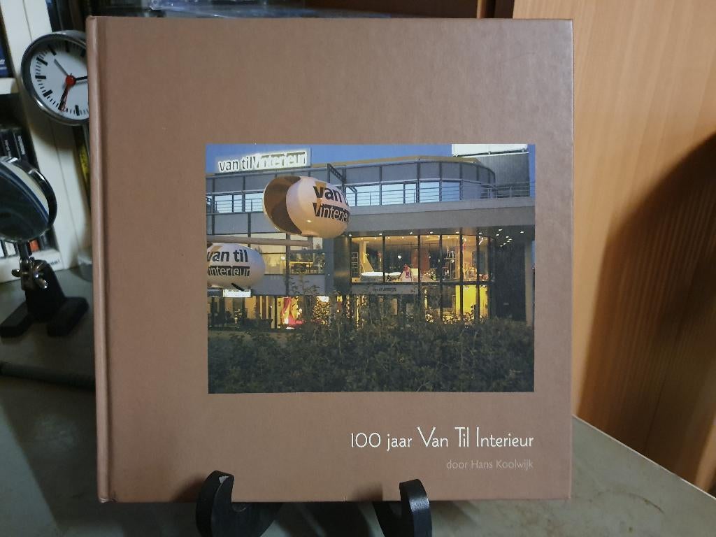100 jaar Van Til Interieur, Ophalen of Verzenden, Zo goed als nieuw