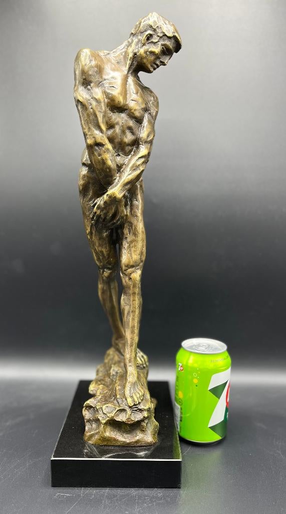 Groot bronzen beeld op een marmeren voet van mannelijk naakt, Antiek en Kunst, Kunst | Beelden en Houtsnijwerken, Ophalen of Verzenden