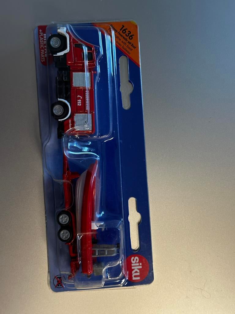 Siku 1636 Brandweerwagen met Boot - Nieuw in Verpakking, Ophalen of Verzenden, Nieuw, Jongen of Meisje