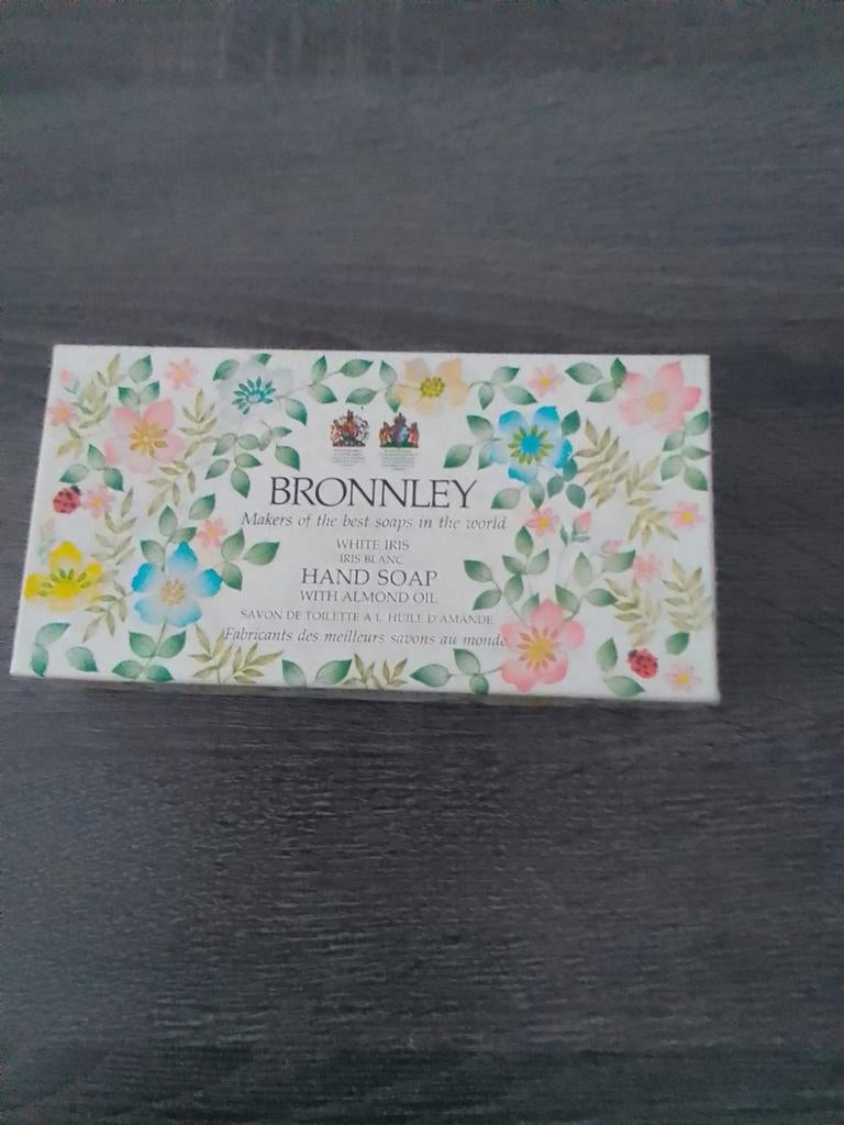 Bronnley White Iris Zeep Set - Nieuw, Ophalen, Nieuw, Bad & Douche