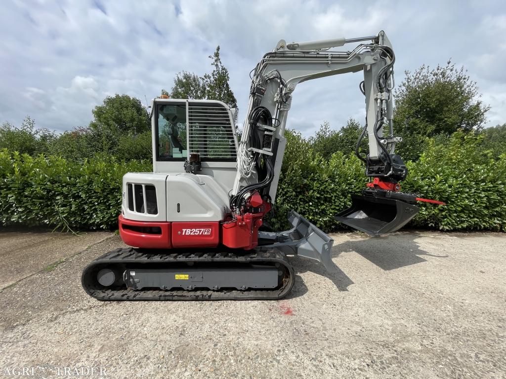 Takeuchi TB257FR met RototiltR2 gripper en autosmering 2023, Zakelijke goederen, Machines en Bouw | Kranen en Graafmachines, Niet opgegeven