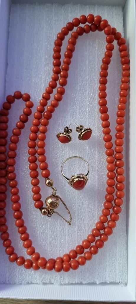 Vintage Sieraden van 14 karaats gouden met bloedkoraal ., Gebruikt, Ophalen of Verzenden, Met edelsteen, Goud