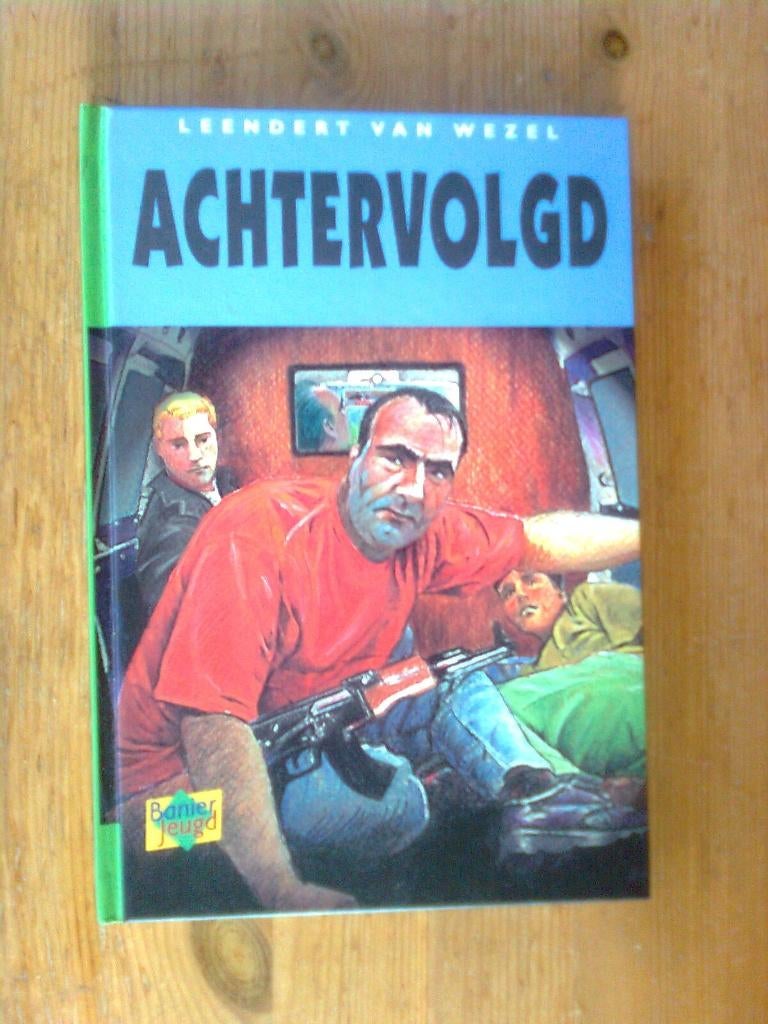 Achtervolgd, door Leendert van Weezel, Ophalen of Verzenden, Zo goed als nieuw