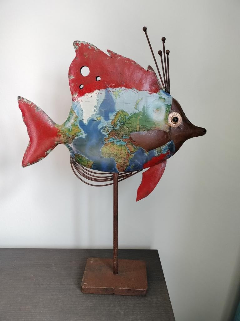 Decoratieve metalen vis met wereldkaart motief, Ophalen of Verzenden, Gebruikt, Meerkleurig, Metaal