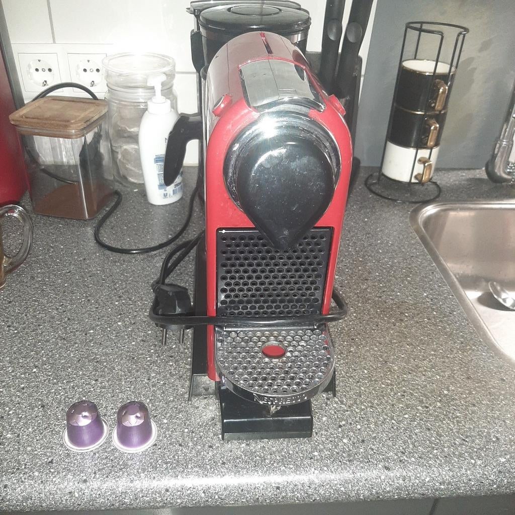 Nespresso koffiezetapparaat let op in de kleur rood nog, Ophalen of Verzenden, Koffiemachine, Afneembaar waterreservoir