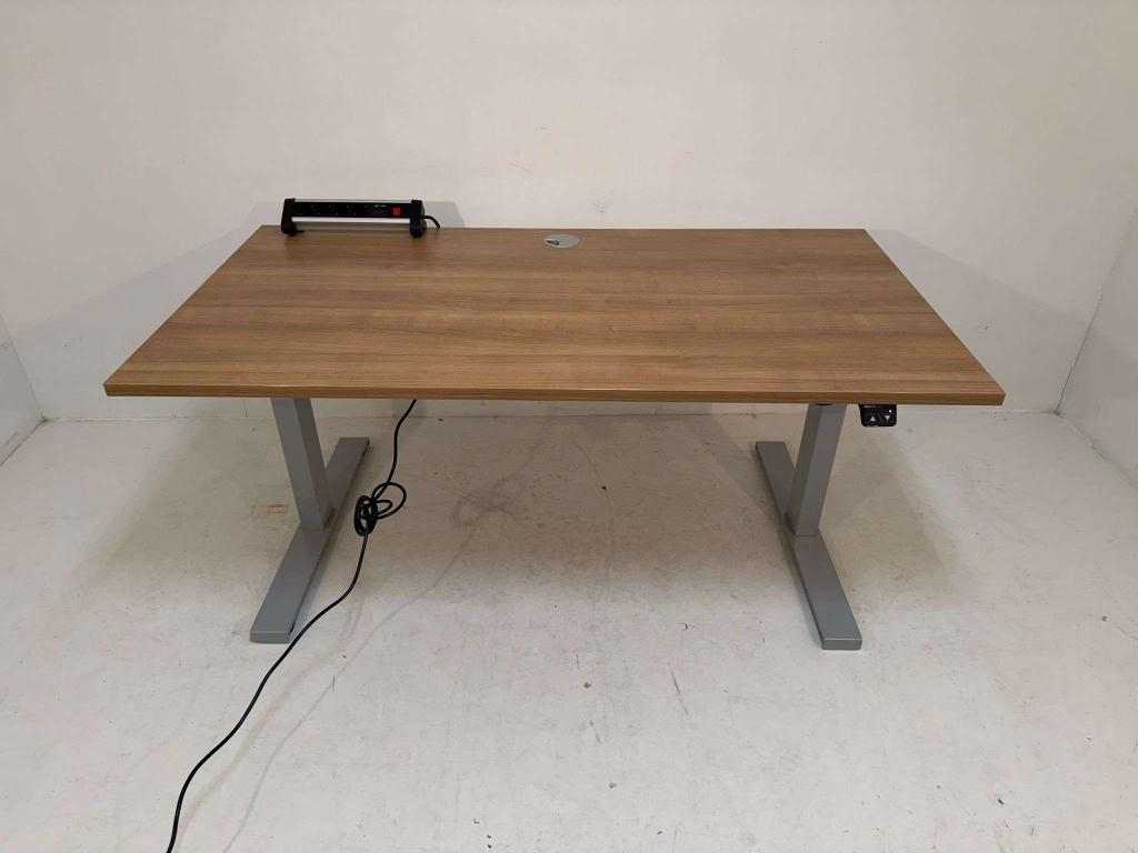 Partij zit/sta bureaus gebruikt 150x80cm €295,- p/st, Niet ingevuld, Niet ingevuld, Niet ingevuld