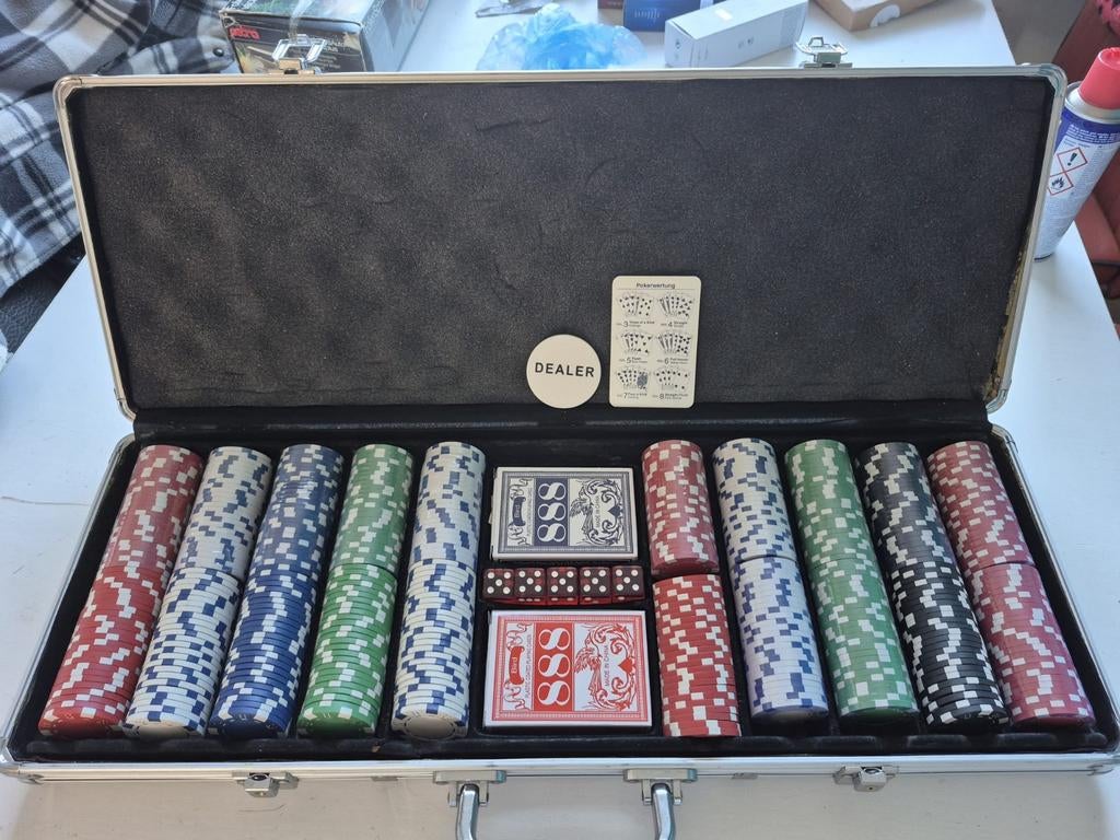 Pokerset met koffer - 70% nieuw in plastic, Vijf spelers of meer, Ophalen of Verzenden, Gebruikt