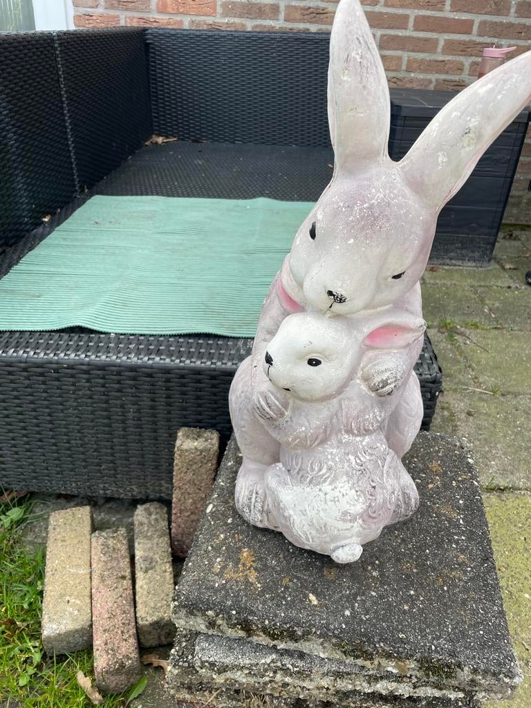 Knuffelende konijntjes standbeeld, Ophalen, Zo goed als nieuw
