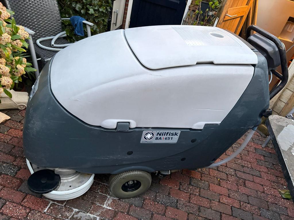 Zeer nette Nilfisk schrobdweilautomaat, volledig vernieuwd, Doe-het-zelf en Verbouw, Reinigingsmachines, Ophalen, Zo goed als nieuw