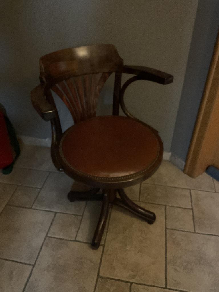 Klassieke Engelse bureaustoel, Ophalen