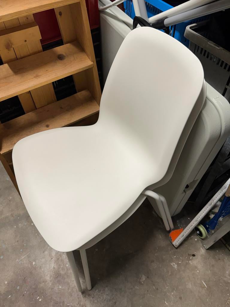 Twee witte IKEA LEIFARNE stoelen, Ophalen, Kunststof, Gebruikt, Twee